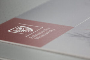 Tablice, stojaki i standy